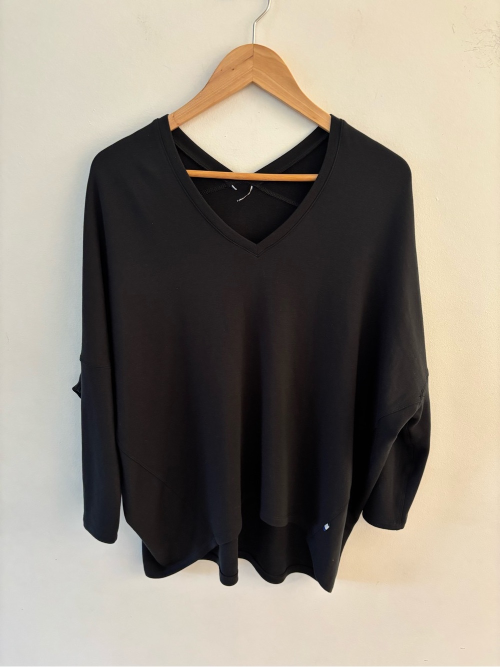 Kit and Ace - Women’s Black V-Neck 3/4 length batwing oversized Sleeve Top, Sz S